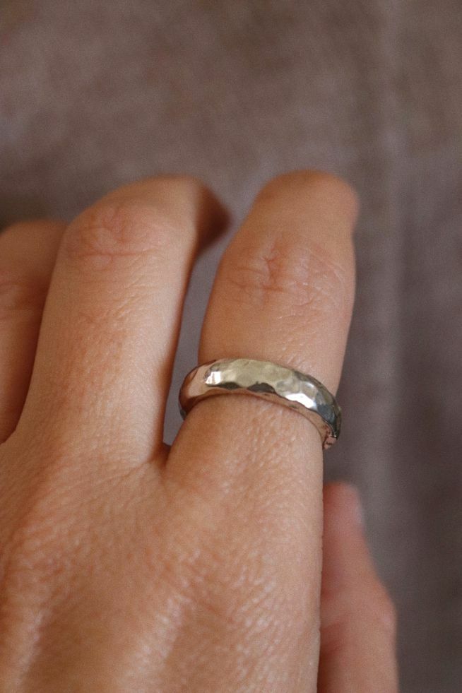 טבעת כסף מרוקעת לנשים בדוגמא קלאסית.jpg