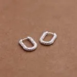 עגילי חישוק מלבן עם טקסטורה מרוקעת מכסף אמיתי 925.jpg
