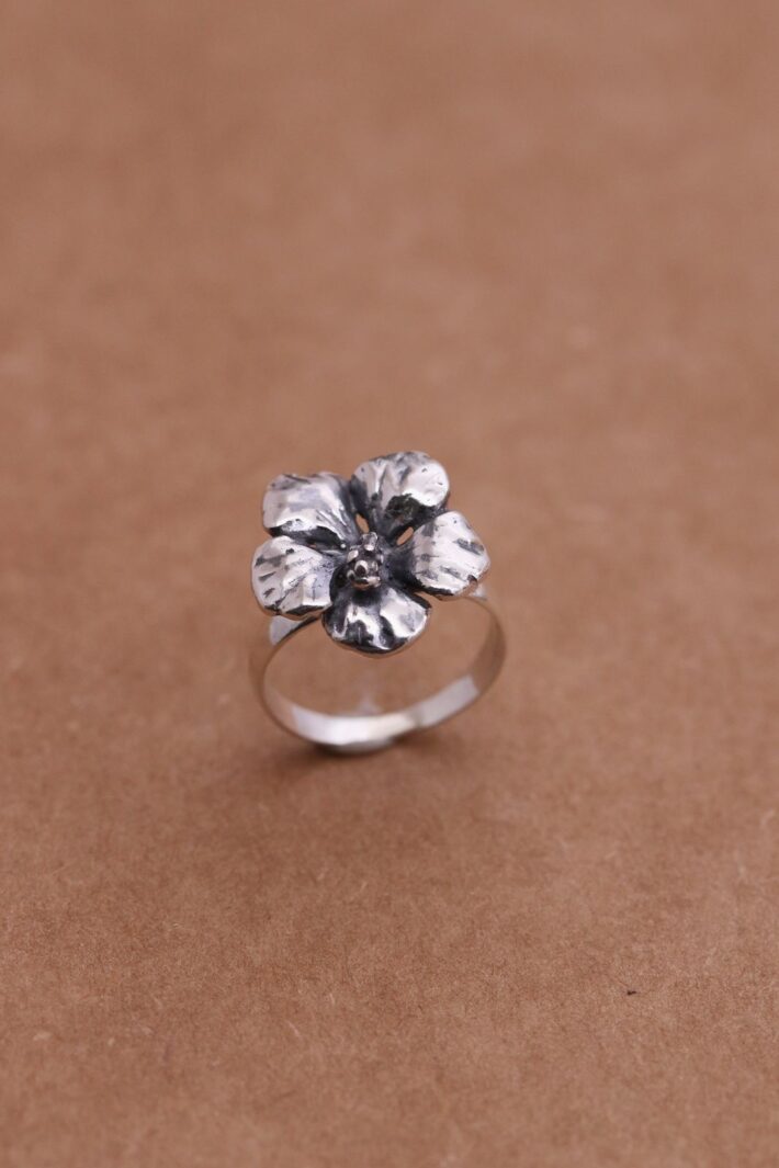 טבעת פרח היביסקוס מלאה במשמעות. גדולה עם נוכחות ועשויה מכסף אמיתי 925.jpg
