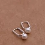 עגילי חישוק קטנים בצורת מלבן עם פנינה לבנה מכסף אמיתי 925.jpg