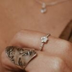 טבעת עדינה מסולסלת עם פרח פלומריה קטן מכסף אמיתי 925 או ציפוי זהב.jpg