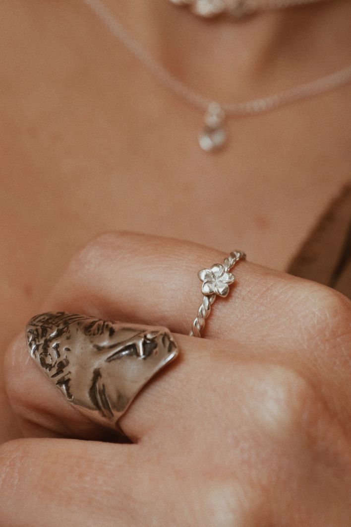 טבעת עדינה מסולסלת עם פרח פלומריה קטן מכסף אמיתי 925 או ציפוי זהב.jpg