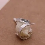 עגילי חישוק דקים בטקסטורה מרוקעת. פתוחים בחלקם האחורי ועשויים מכסף 925.jpg