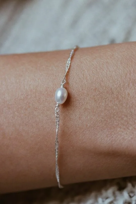 צמיד כסף מסולסל ועדין בשילוב פנינה לבנה. מיוצר בעבודת יד מכסף אמיתי 925.jpg