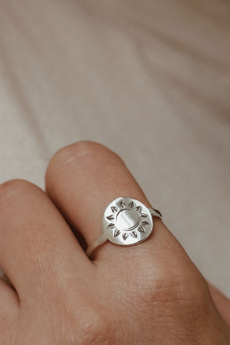 טבעת עגולה עם חריטה של שמש מכסף אמיתי 925.jpg