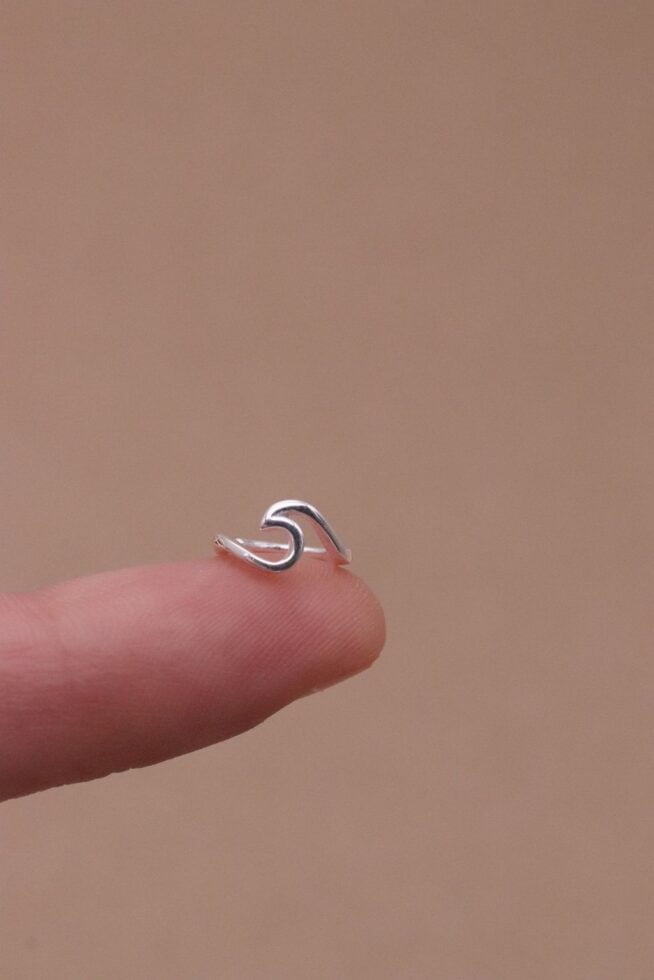 עגיל חיושק הליקס בצורת גל מכסף אמיתי 925.jpg