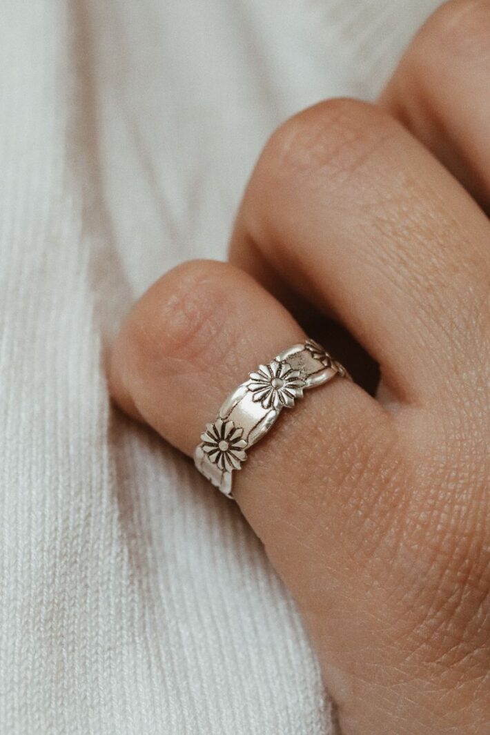 טבעת זרת שמתאימה גם כטבעת רגל מעוטרת בפרחים. מיוצרת מכסף אמיתי 925 ועמידה במים.jpg