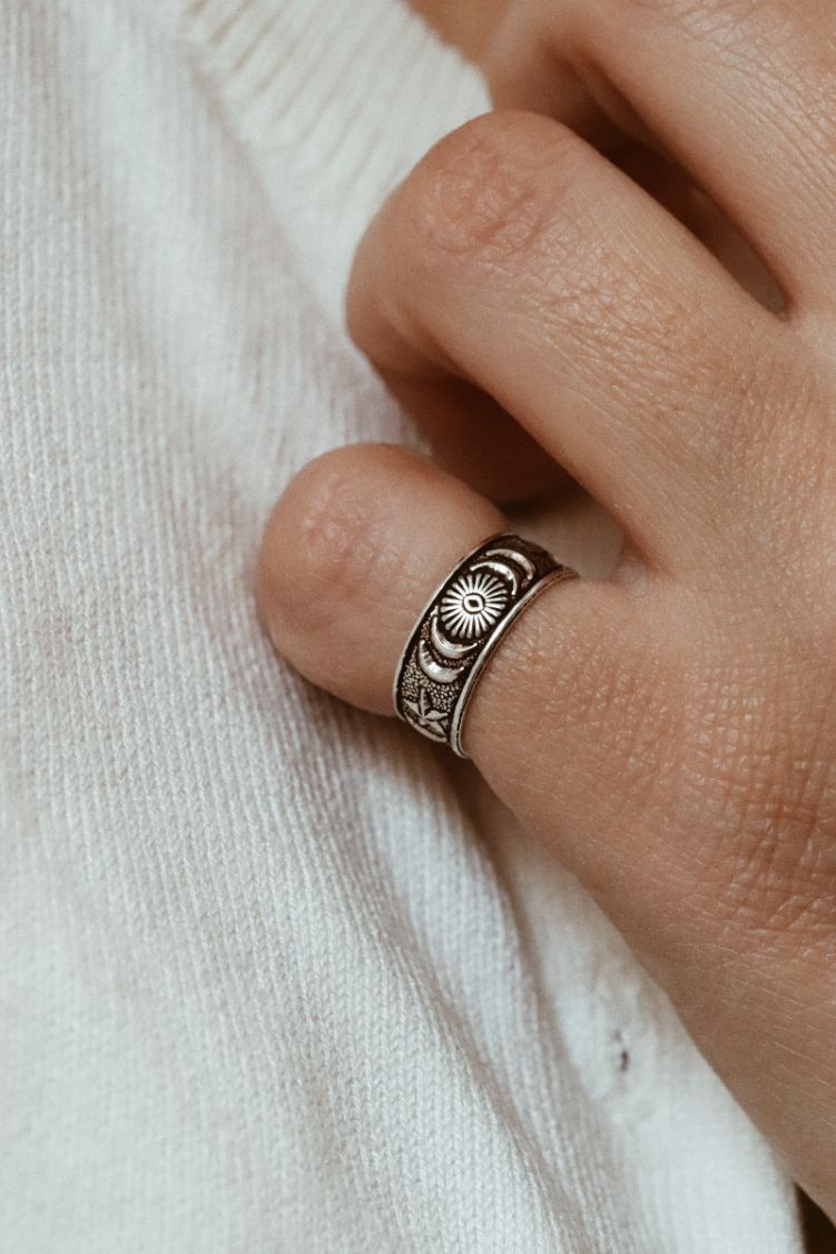 טבעת זרת פתוחה ומיוחדת עם חריטה של ירח.jpg