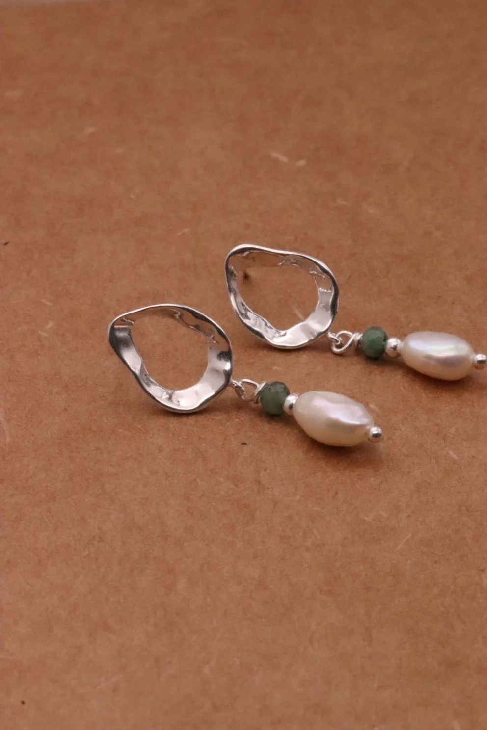 עגילים חלולים בשילוב פנינה לבנה ואבן אמרלד ירוקה מכסף אמיתי 925 או ציפוי זהב.jpg