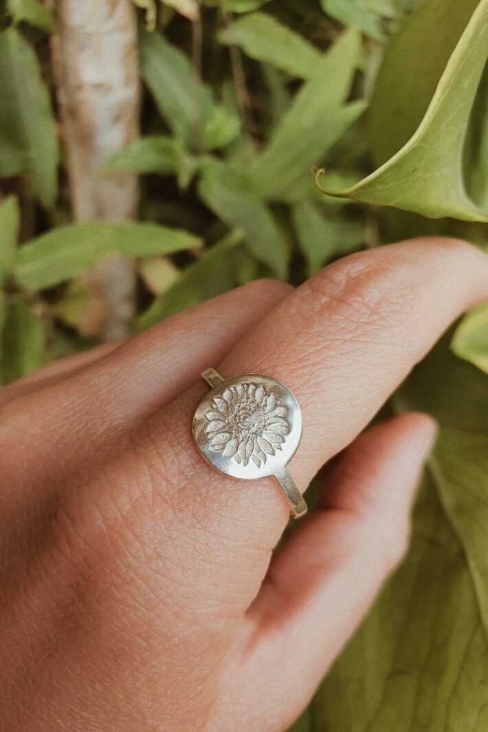 טבעת חריטה של פרח חמניה מכסף טהור 925 2.jpg