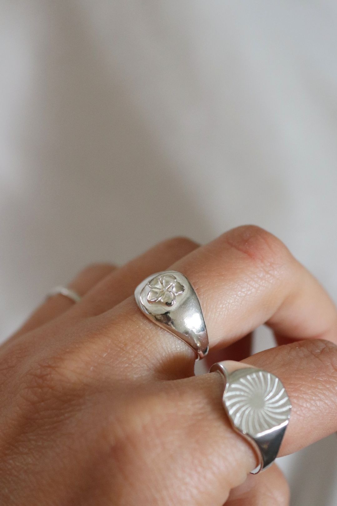 טבעת כסף חותם אליפסה עם פרח פלומריה מכסף טהור 925 עמידה במים.jpg