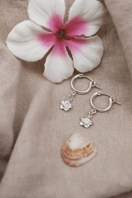 עגילי חישוק קטנים עם פרח פלומריה קטן מכסף טהור 925.jpg