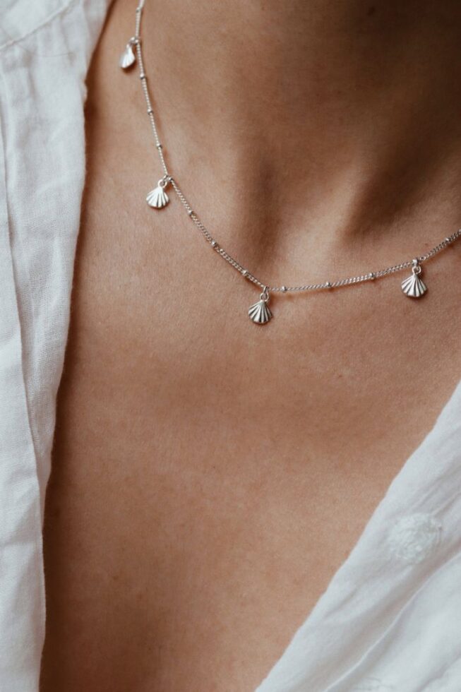 שרשרת כדוריות עדינה עם צדפים קטנים מכסף טהור 925.jpg