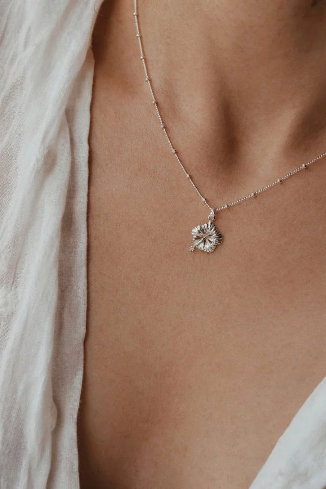 שרשרת כדוריות עדינה עם תליון פרח היביסקוס קטן מכסף טהור 925.jpg