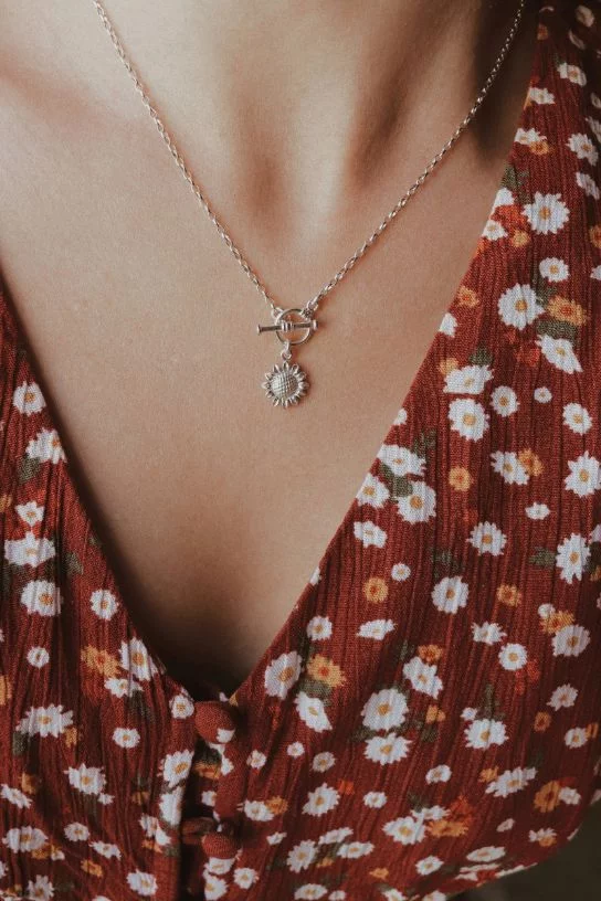 שרשרת פרח חמניה עם אבזם סגירה קדמי מכסף טהור 925.jpg