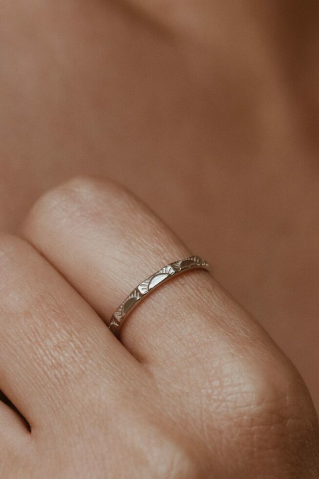 טבעת דקה ועדינה עם חריטה של שמש כסף 925.jpg