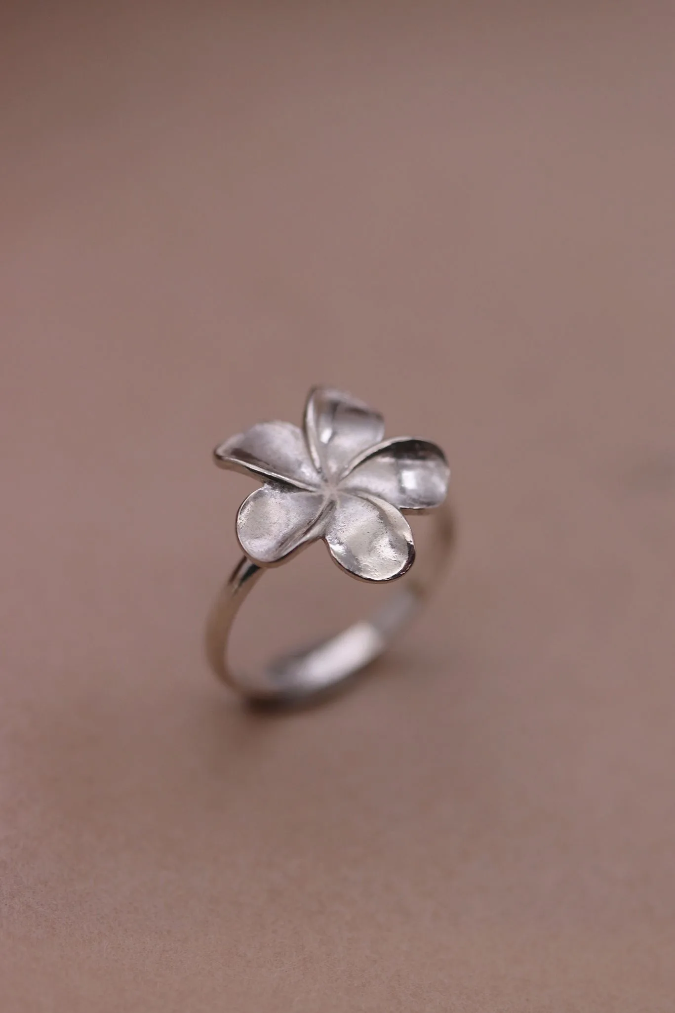 טבעת פרח פלומריה גדול מכסף אמיתי 925 או ציפוי זהב