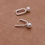 עגילי חישוק קטנים בצורת מלבן עם פנינה לבנה מכסף אמיתי 925.jpg