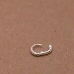 עגיל חישוק כדוריות קטן מכסף. עגיל הליקס כדוריות.jpg