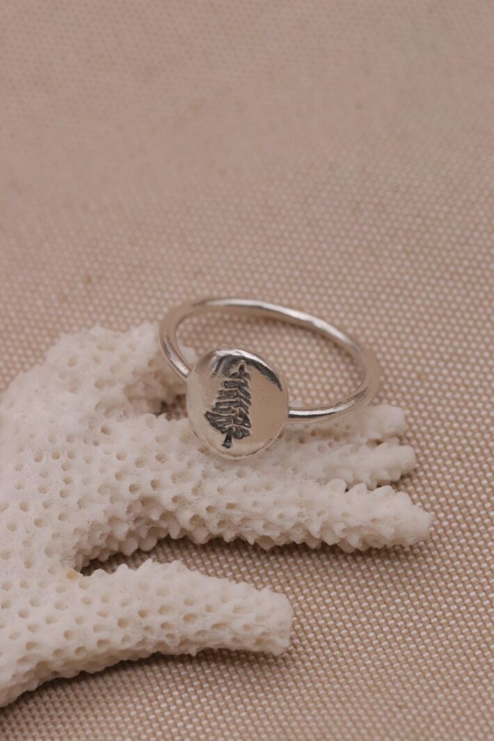 טבעת אליפסה עדינה עם חריטה של עץ ברוש מכסף 925 (1)