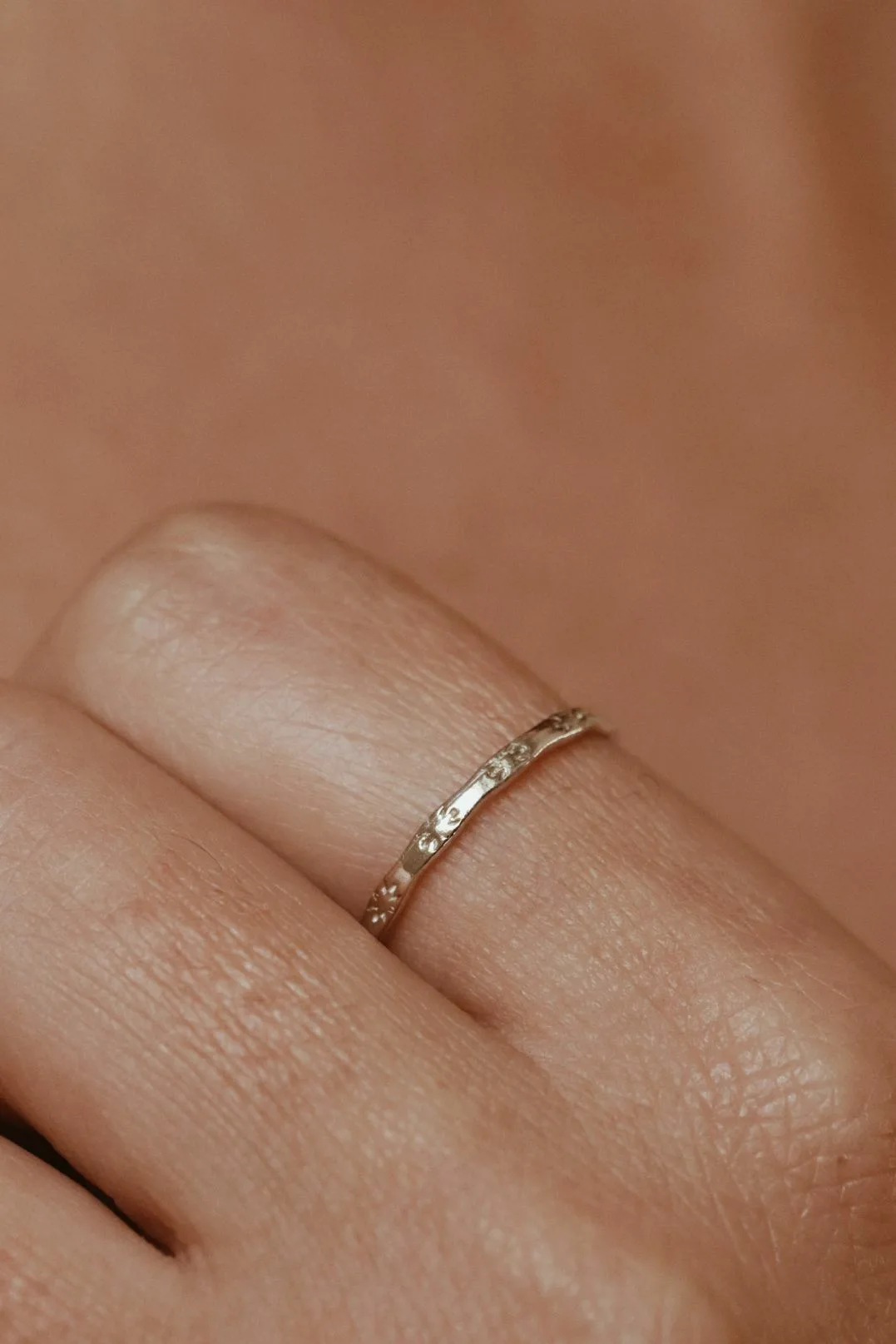 טבעת דקה ועדינה עם חריטה של פרחים קטנים.jpg