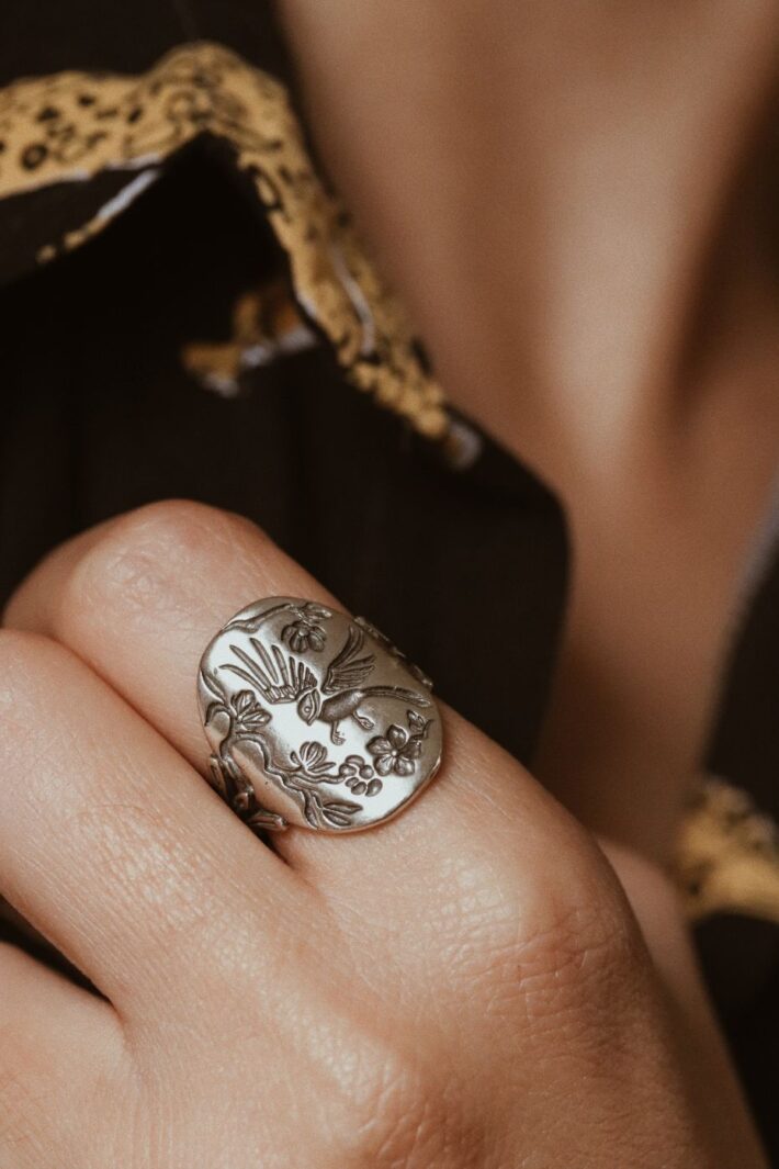 טבעת מלאה בנוכחות עם חריטה של פרחים וציפור. עשויה מכסף אמיתי 925.jpg