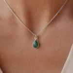 שרשרת כסף דקה ועדינה בשילוב תליון אבן חן מלכית ירוקה בצורת טיפה מכסף 925