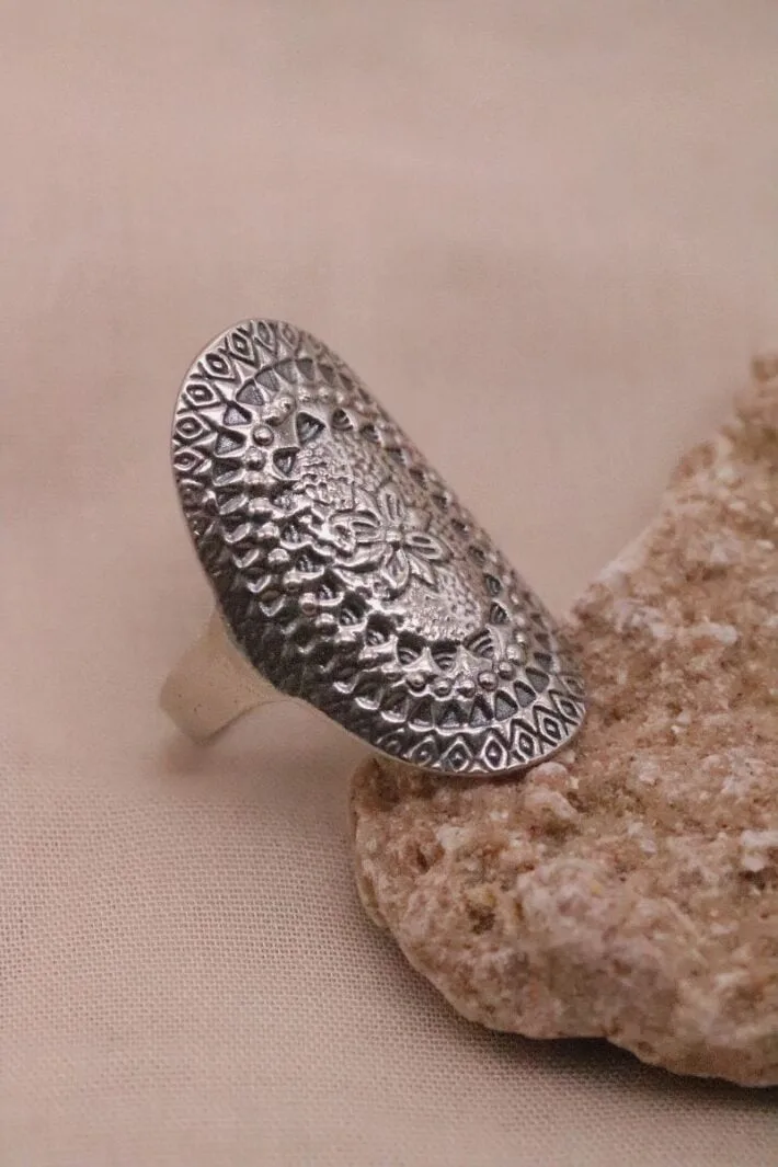 טבעת מעוטרת מוארכת עם נוכחות מכסף 925