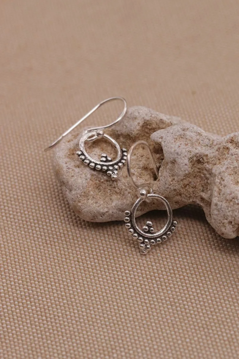 עגילים עדינים קטנים ומעוטרים תלויים על האוזן מכסף 925