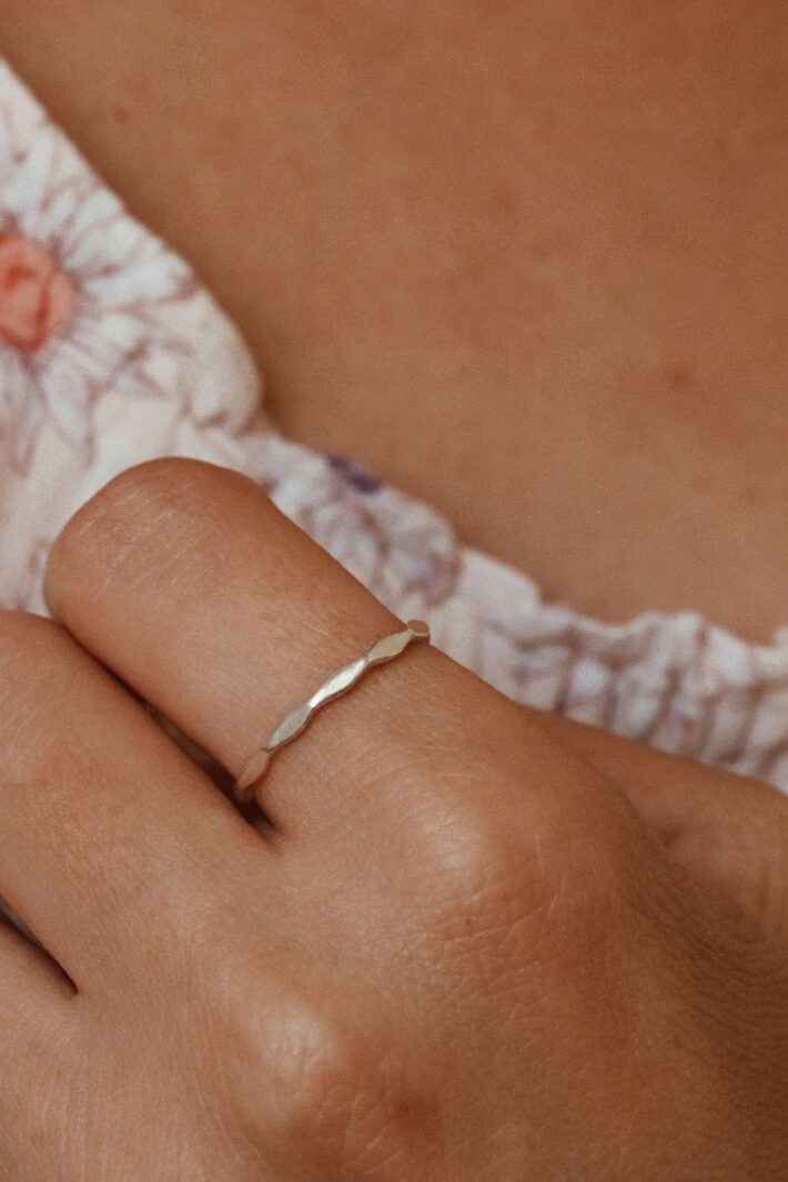 טבעת נשים מיוחדת בייסיק דקה ועדינה עם חיתוכים. מיוצרת מכסף 925 או ציפוי זהב