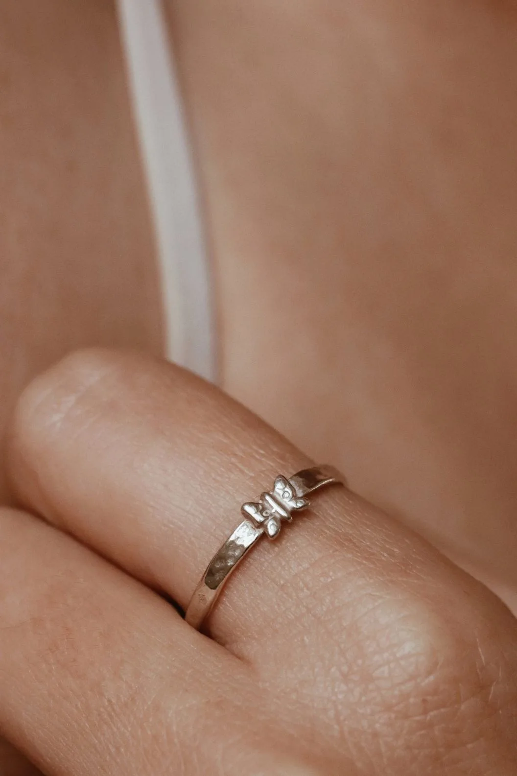 טבעת דקה ועדינה מרוקעת עם פרפר קטן מכסף טהור 925 2.jpg