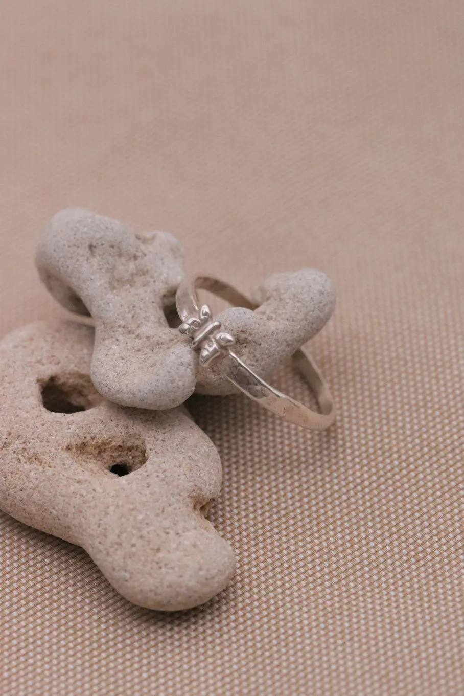 טבעת דקה ועדינה מרוקעת עם פרפר קטן מכסף טהור 925 2.jpg