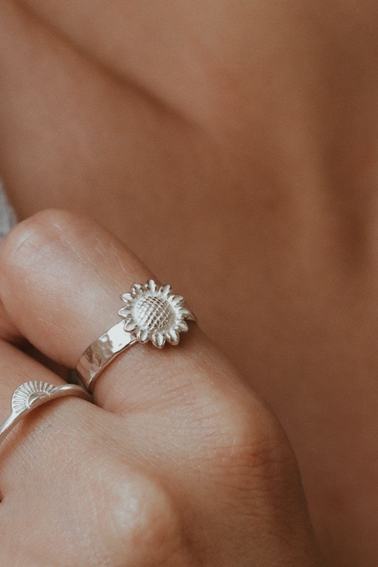 טבעת פרח חמניה מרוקעת מכסף 925 (1)