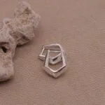 עגילי חישוק קטנים בצורה גיאומטרית מכסף אמיתי 925.jpg