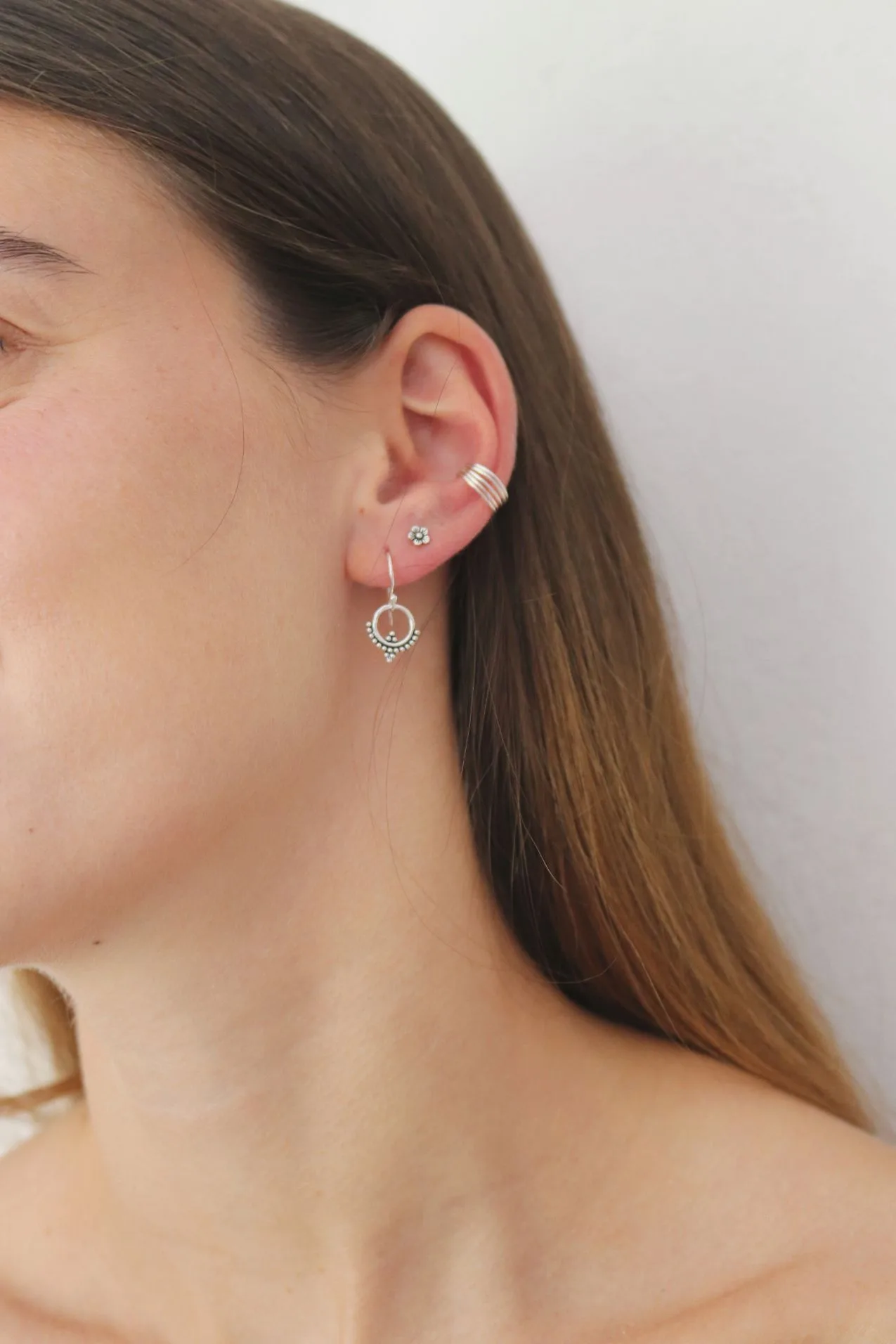 עגילים עדינים קטנים ומעוטרים תלויים על האוזן מכסף 925