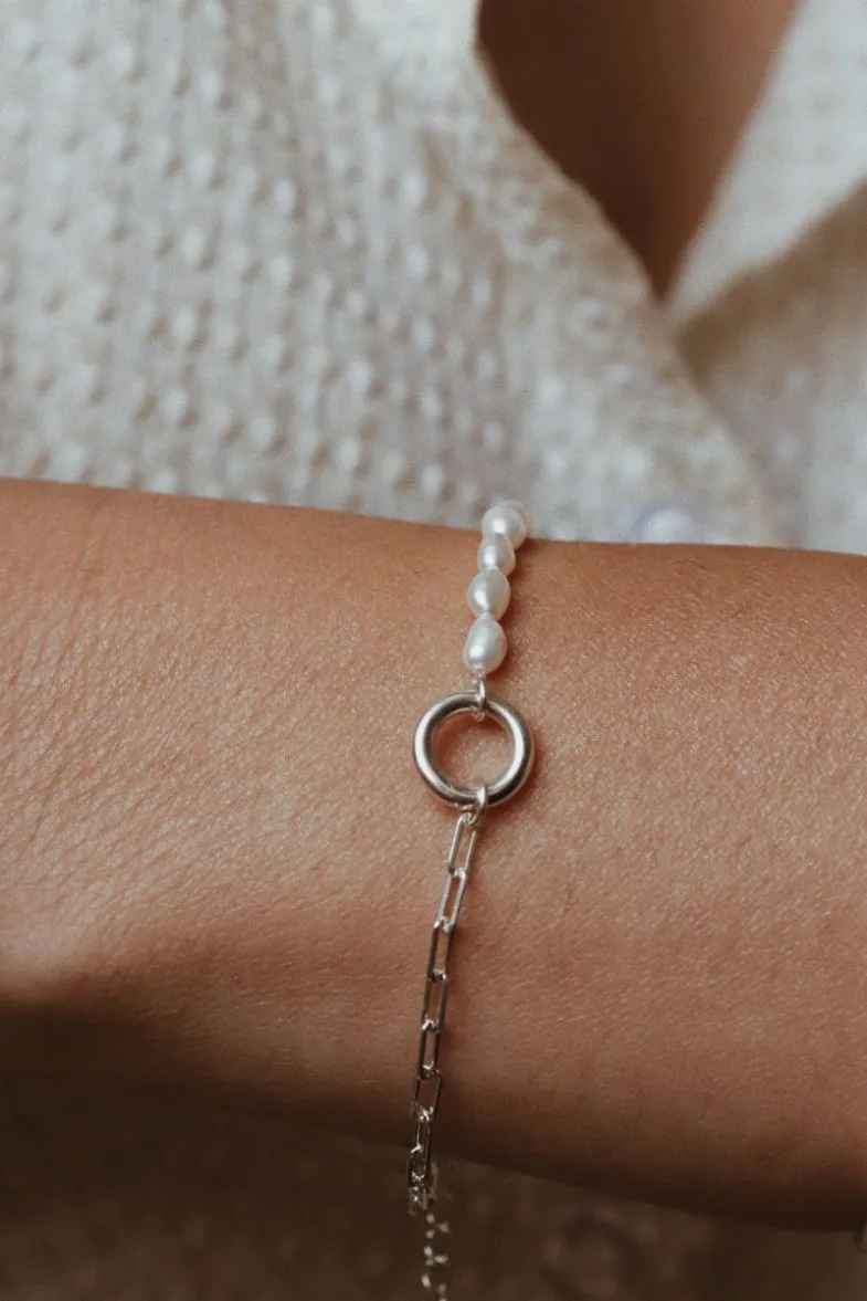 צמיד פנינים לבנות בשילוב שרשרת לולאות עדינה מכסף 925 ואלמנט חישוק במרכזו (2)