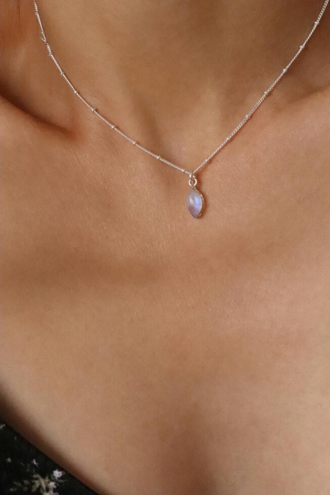 שרשרת מונסטון לאישה, אבן אהבה, אבני לידה, אבני חן, שרשראות אבני חן, תכשיטים עם מונסטון, שרשרת עם אבן אהבה, אבן ירח, תכשיטים עם אבני חן