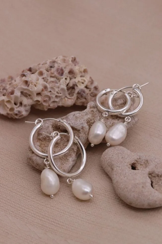 עגילי חישוק עם פנינים טבעיות לבנות אסימטריות מכסף 925