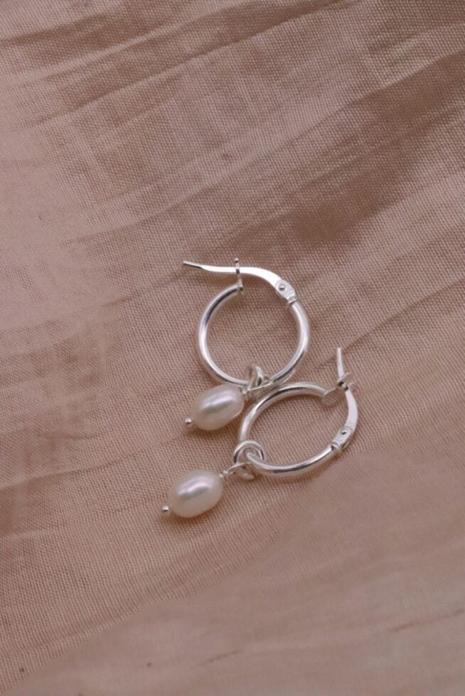 עגילי חישוק קטנים עם פנינה לבנה מכסף 925