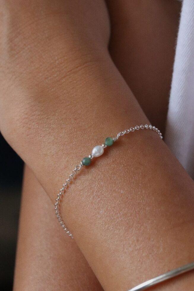 צמיד עדין עם אמרלד ירוקות ופנינה מכסף 925 או גולדפילד