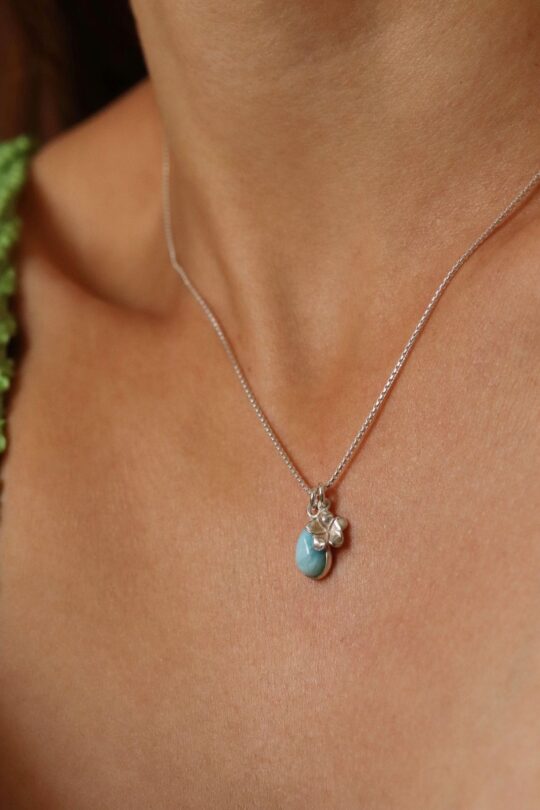 שרשרת חלקה בשילוב אבן חן לרימר תכלת ופרח פלומריה מכסף 925