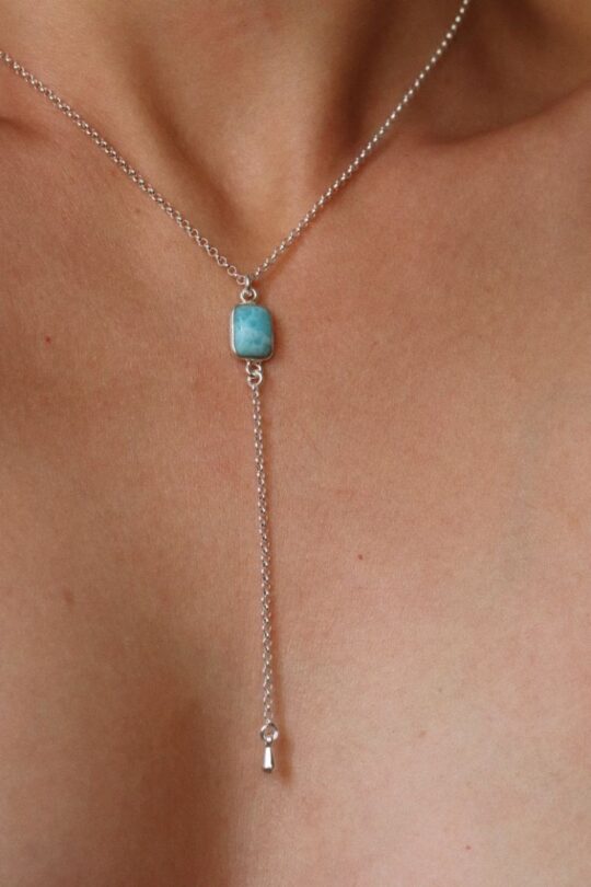 שרשרת עניבה לולאות עדינה בשילוב אבן חן לרימר בצורת מלבן ובגווני תכלת מטריפים. מיוצרת בעבודת יד מכסף 925