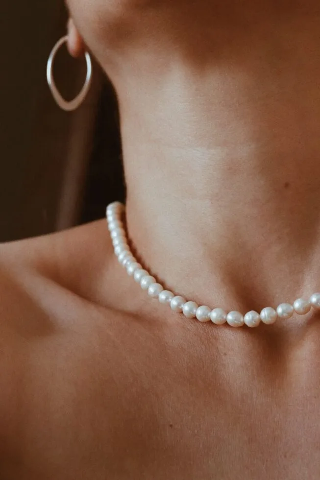 שרשרת פנינים צמודה לצוואר פנינים לבנות עגולות מכסף 925 או גולדפילד (1)