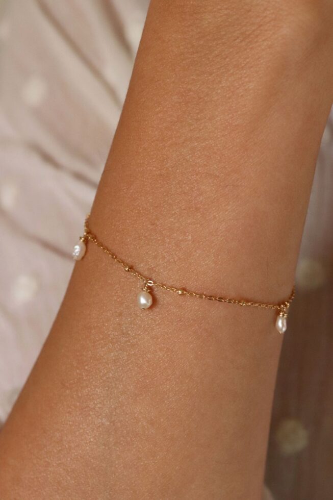 צמיד גולדפילד עדין ומיוחד בשילוב 3 פנינים לבנות טבעיות צמיד גולדפילד עדין ומיוחד בשילוב 3 פנינים לבנות טבעיות