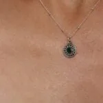 שרשרת כדוריות עדינה בשילוב תליון עגול עם אבן חן אמרלד ירוקה בדוגמא מעוטרת מכסף 925 (1)