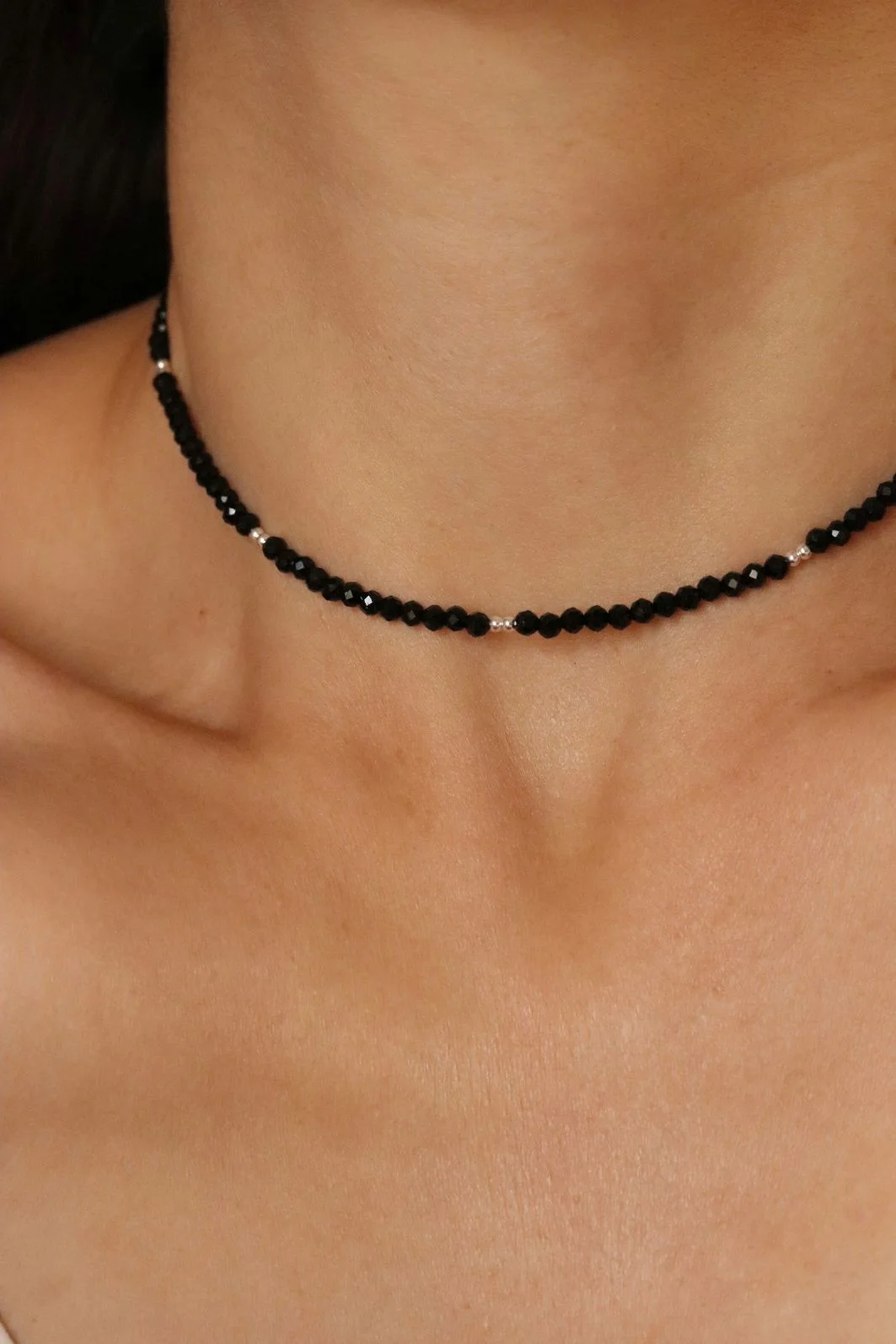 שרשרת חרוזים שחורים קצרה צמודה לצוואר בשילוב אבני חן טורמלין שחור מכסף 925 או גולדפילד (1)