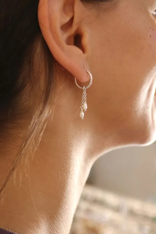 עגילי חישוק קטנים מכסף 925 בשילוב פנינים לבנות אסימטריות