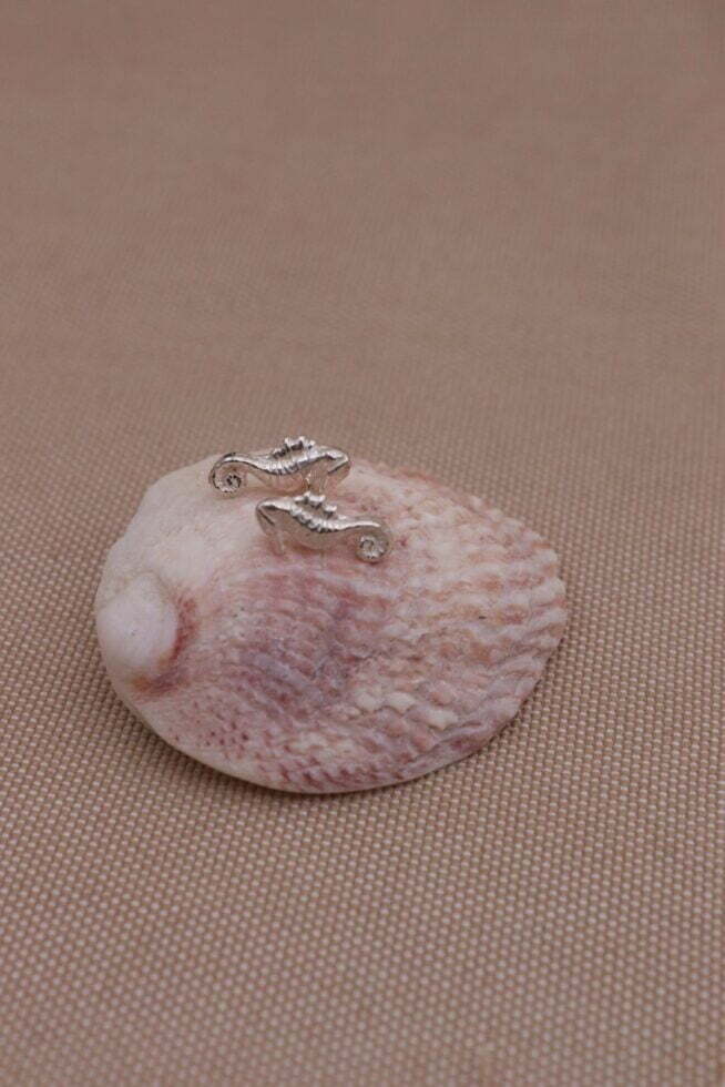 עגילי סוסון ים קטנים צמודים לאוזן מכסף 925