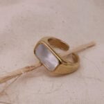טבעת זהב חותם מלבנית עם צדף לבן של אם הפנינה (1)