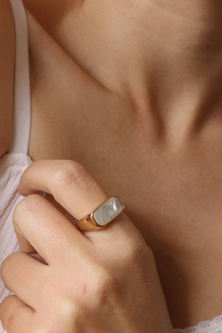 טבעת זהב חותם מלבנית עם צדף לבן של אם הפנינה (2)